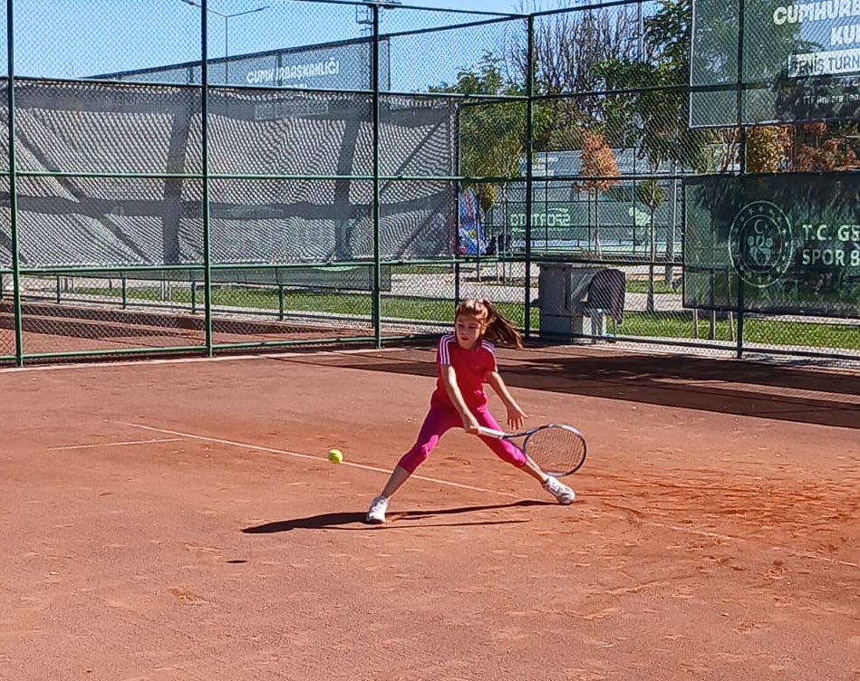 Afyonkarahisarlı Tenisçi Hafsa Zehra Çınar, Türkiye'nin En İyileri Arasında
