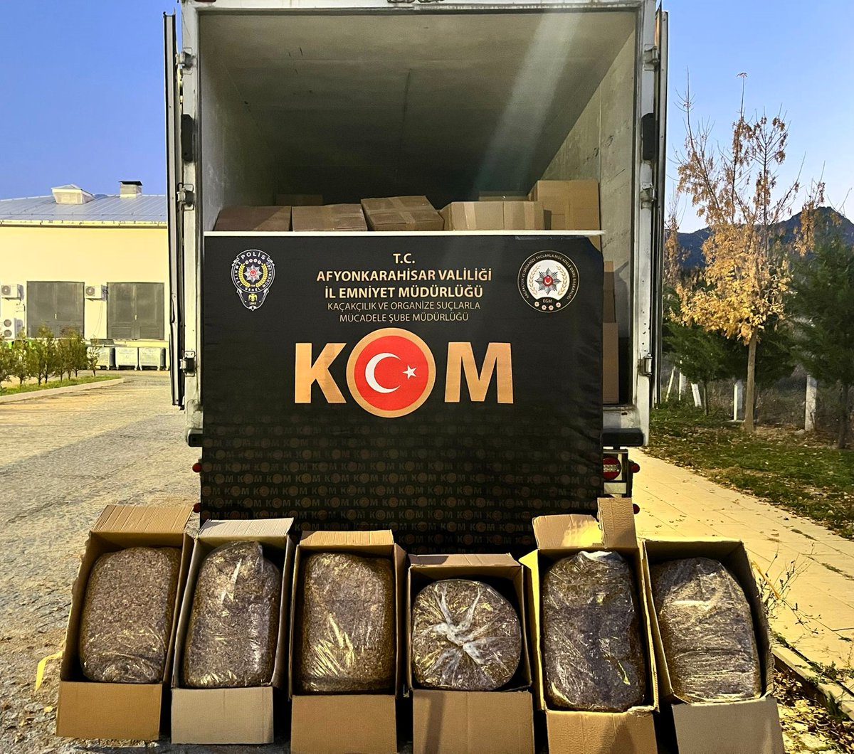 Afyonkarahisar'da Jandarmadan Büyük Başarı: 2 Ton 900 Kg Kaçak Tütün Ele Geçirildi