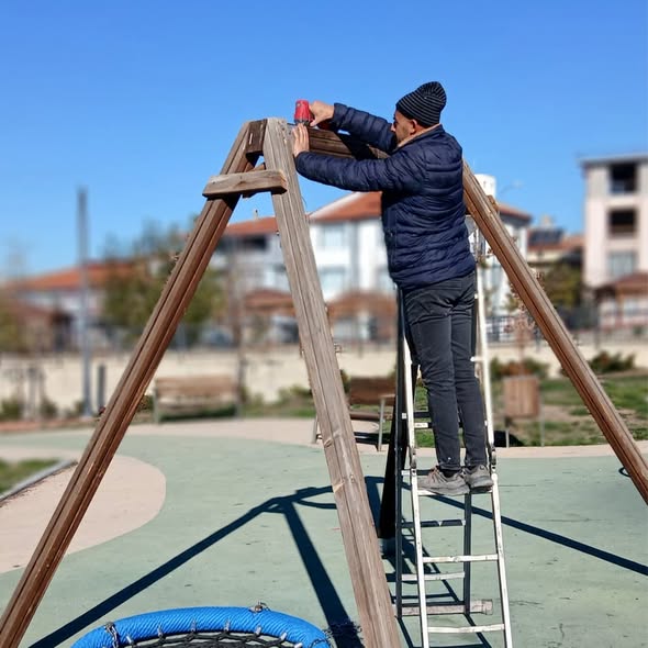 Sandıklı'da Park ve Bahçelerde Yenileme ve Temizlik Çalışmaları
