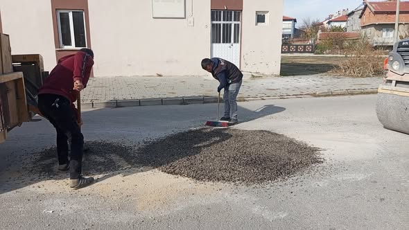 Bolvadin'de Hacı Ömer Mahallesi'nde Yol Güvenliği İçin Soğuk Asfalt Yama Çalışması