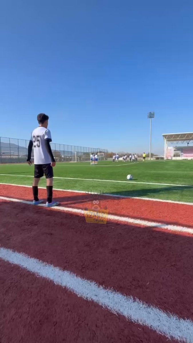 İzmir'de 13 Yaşındaki Futbolcu Gençlik Ligi Maçında Muhteşem Gol Attı