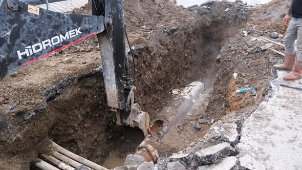 Sandıklı'da Sıcak ve Soğuk Su Borularında Yenileme Çalışmaları