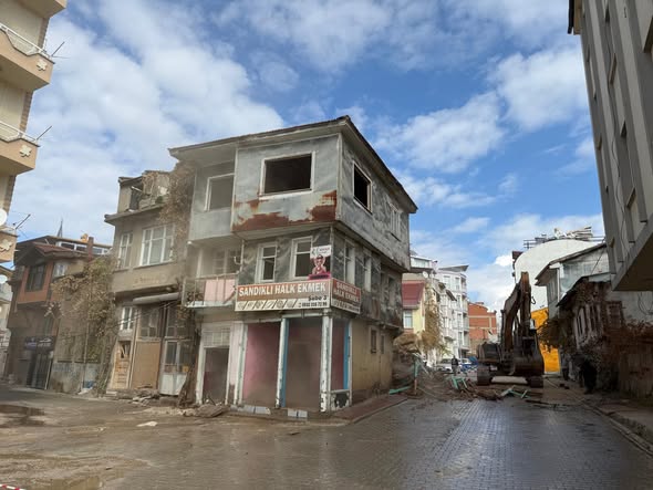 Sandıklı'da Ali Çetinkaya Sokağı'nda Yol Genişletme Çalışması Tamamlandı