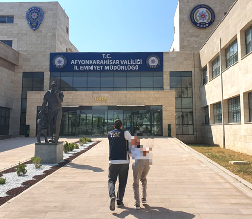 Afyonkarahisar'da Aranan Şahıs Yurtdışına Kaçmaya Çalışırken Yakalandı