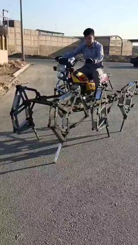 İran'da Yürüyen Motosiklet ile Seyahat Eden Kişi Gündem Oldu