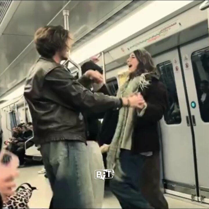 Ankara'da Genç Çiftin Müzisyene Eşlik Ettiği Anlar Sosyal Medyada Beğeni Topladı