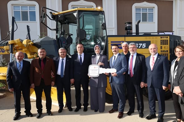 Afyonkarahisar'a Yeni İş Makineleri ve Otobüs Teslim Edildi