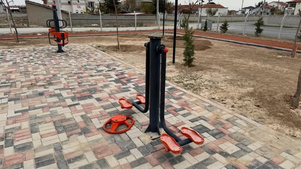 Bolvadin'de Yeni Açılan Parkta Vandalizm: Kamera Kayıtları İnceleniyor