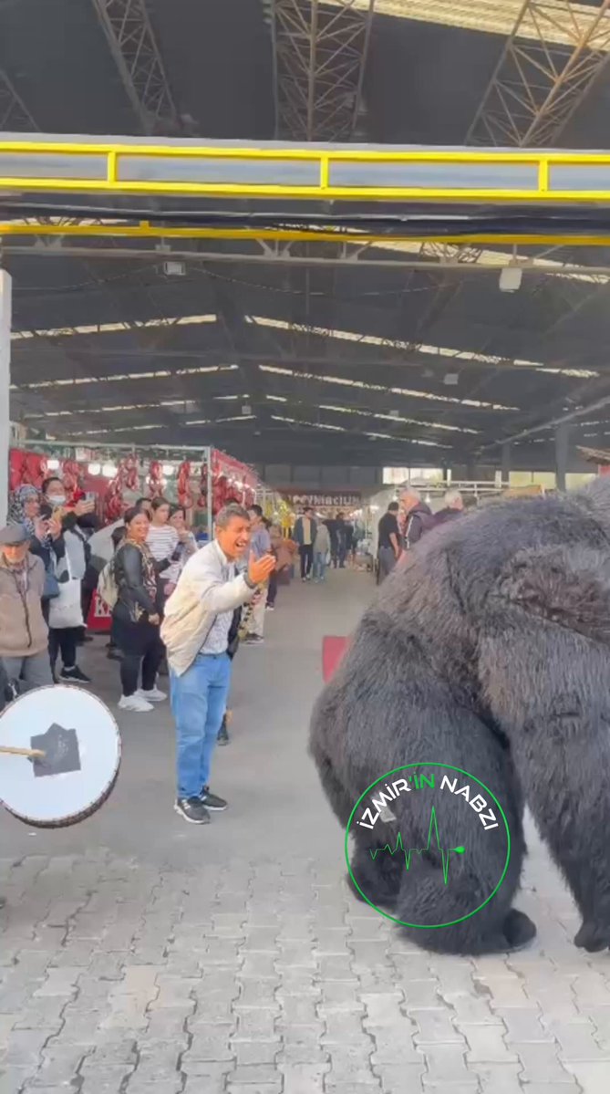 İzmir'de Goril Kostümlü Kişiden Roman Havası Performansı