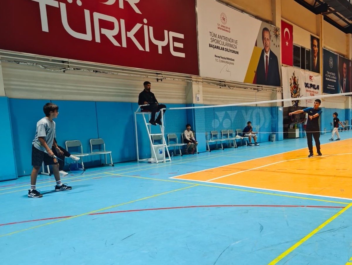 Afyonkarahisar'da 24 Kasım Öğretmenler Günü Badminton Turnuvası Düzenlendi
