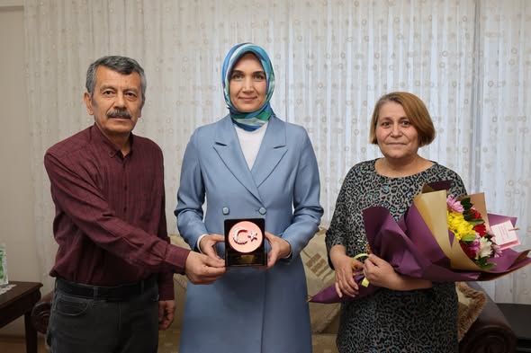 Afyonkarahisar Valisi Yiğitbaşı, Öğretmenler Günü'nde Öğretmen Dursun Çekiç'i Ziyaret Etti