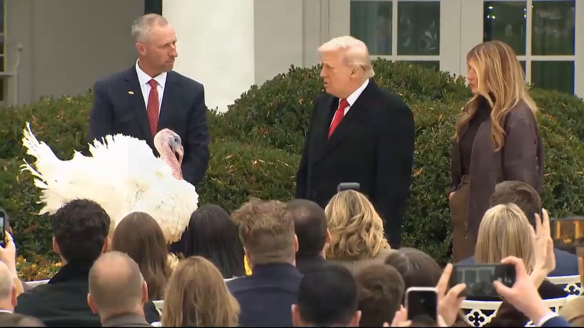 Donald Trump Beyaz Saray Geleneğini Sürdürdü: Şükran Günü Hindi Affetti