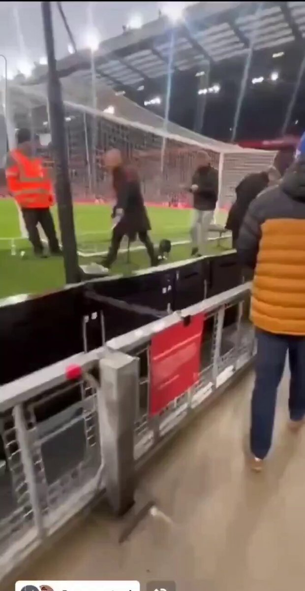 Liverpool Taraftarı, Babasının Küllerini Anfield Çimlerine Döktü