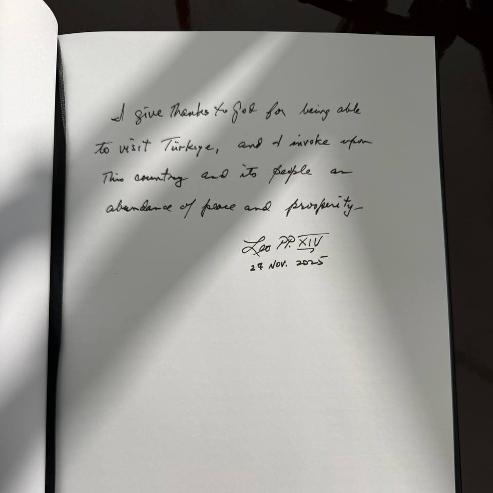 Papa Francis Anıtkabir Özel Defteri'ni İmzaladı