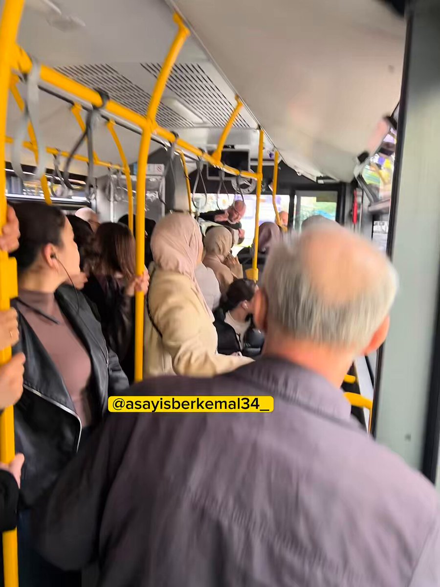 Kadıköy'de Otobüs Tartışması: Şoför Psikolojim Bozuldu Deyip Aracı Bıraktı