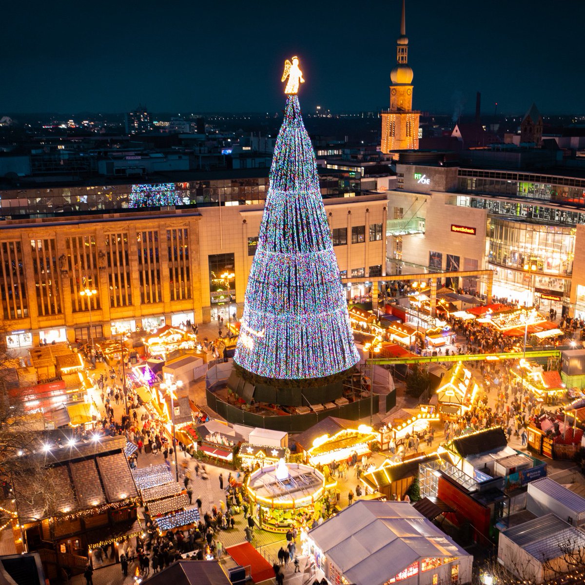 Almanya'da Devasa Yılbaşı Ağacı: 45 Metrelik Gösterişli Işık Şöleni