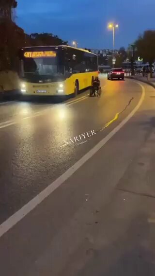 İstanbul'da Tekerlekli Sandalye Kullanıcısı Ters Yönde Trafiğe Karşı Görüntülendi