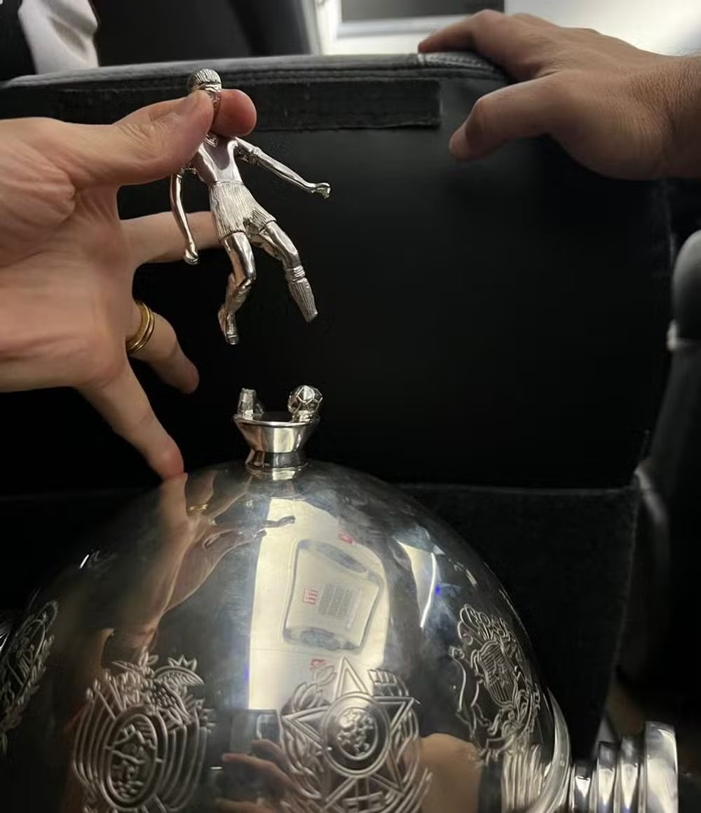 Flamengo'nun Şampiyonluk Kupası Kutlama Sırasında Kırıldı