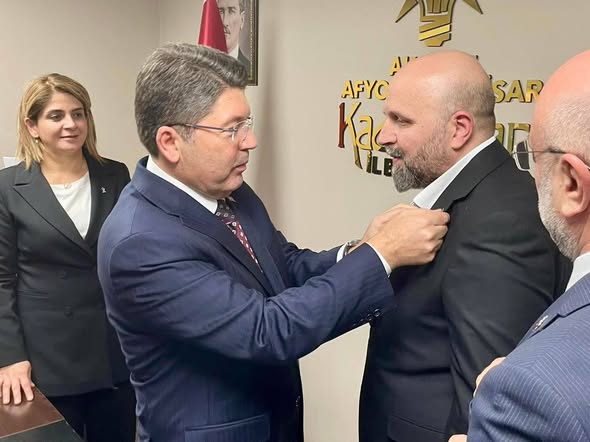 Adalet Bakanı Yılmaz Tunç, AK Parti Bolvadin İlçe Başkanı Yasin Nurbaş'a Rozet Takdim Etti