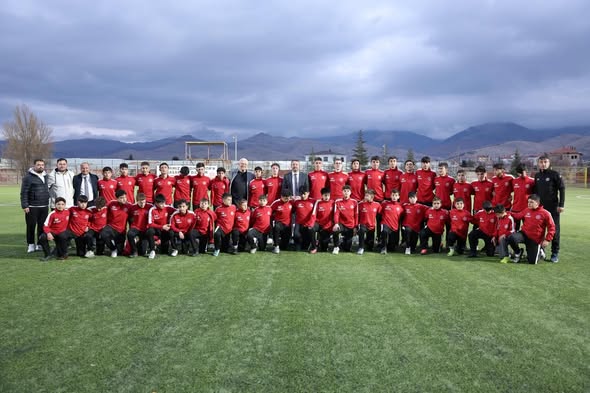 Sandıklı Belediyesi'nden Genç Sporculara Antrenman Kıyafeti Desteği