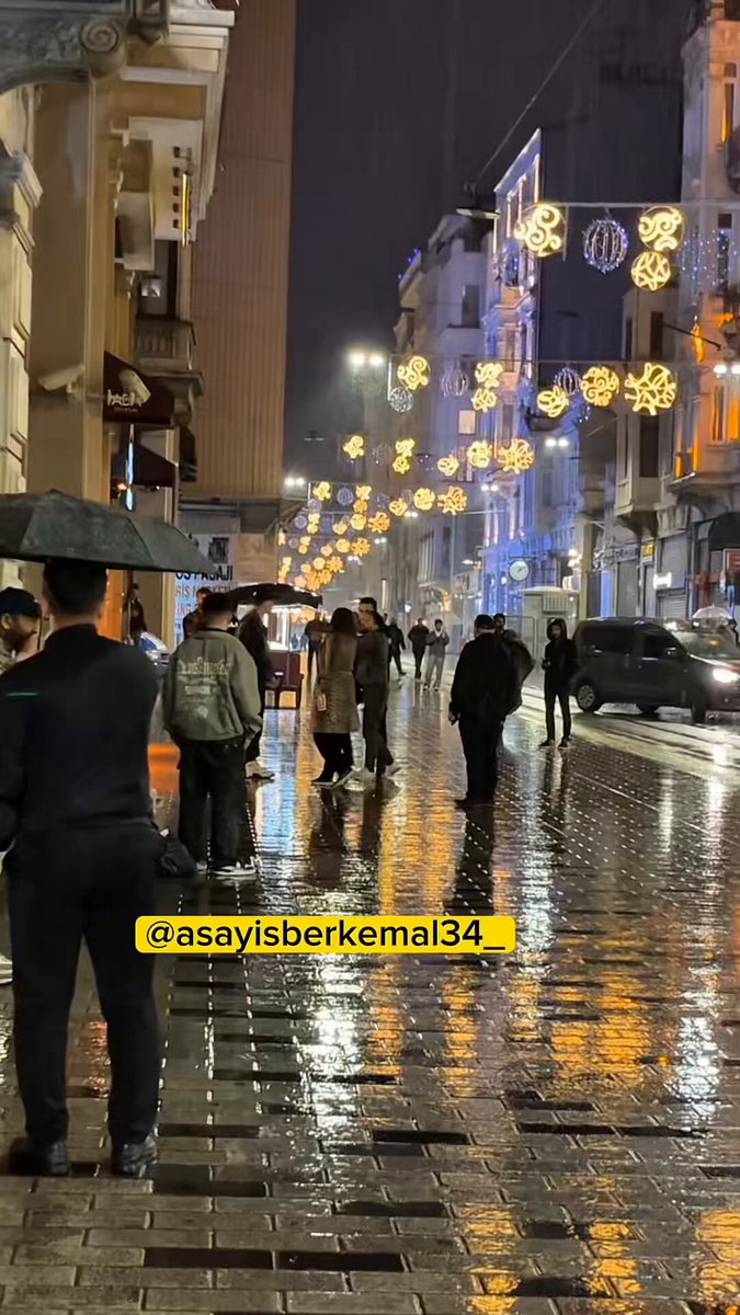 Beyoğlu'nda İki Grup Arasında Polis Önünde Kavga