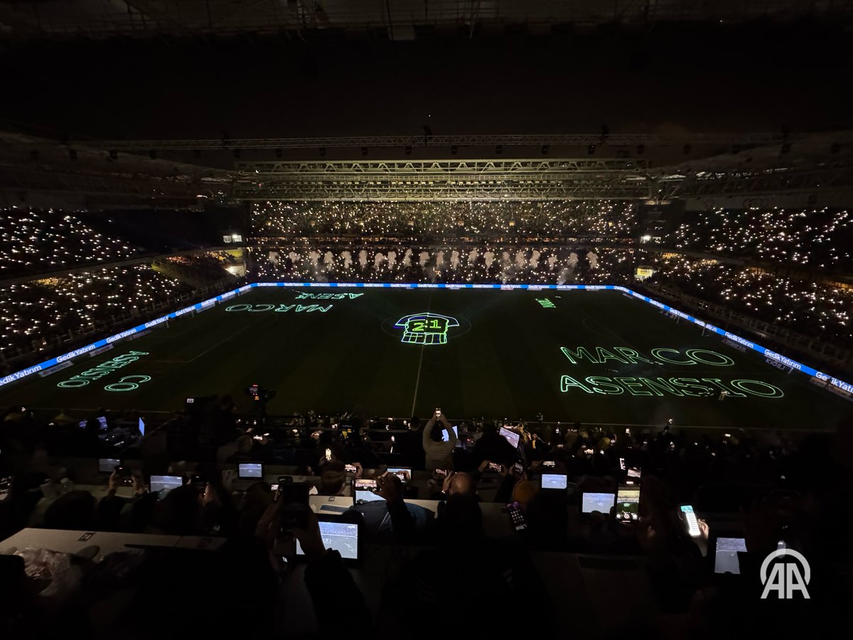 Fenerbahçe'de Devrim Gibi Anons: Oyuncu İsimleri Sahaya Yansıtıldı