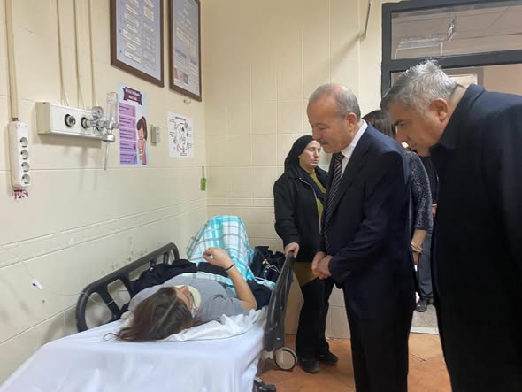 Bolvadin'de Servis Minibüsü Kaza Yaptı: Öğrenciler Tehlikeyi Atlattı