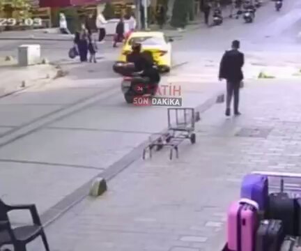 İstanbul'da Trafik Kazası: Aniden Yola Fırlayan Çocuğa Motosiklet Çarptı