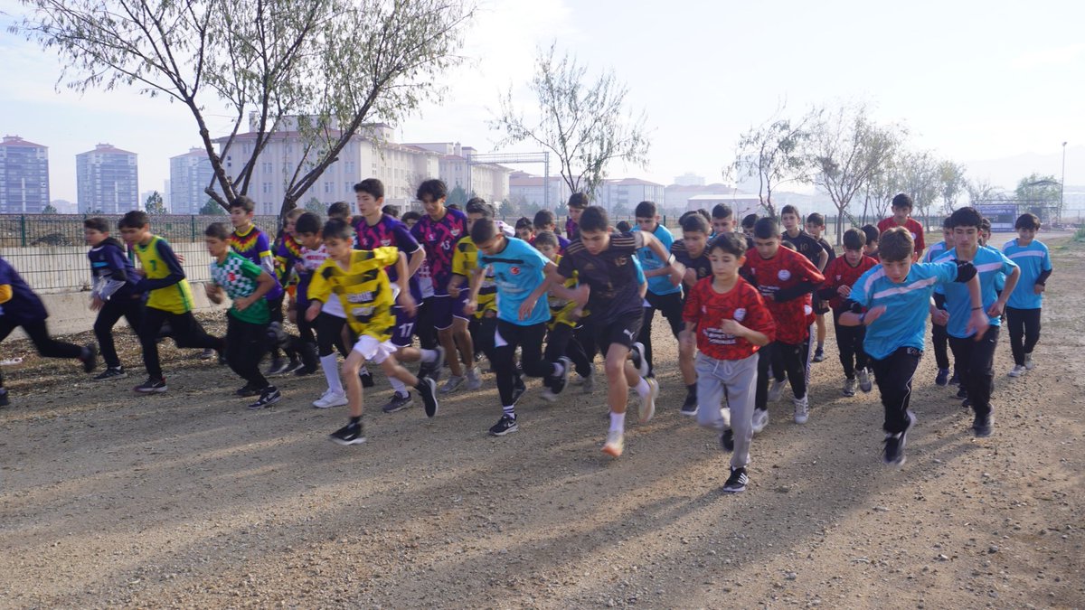 Afyonkarahisar'da Okul Sporları Kros Müsabakaları Heyecanı