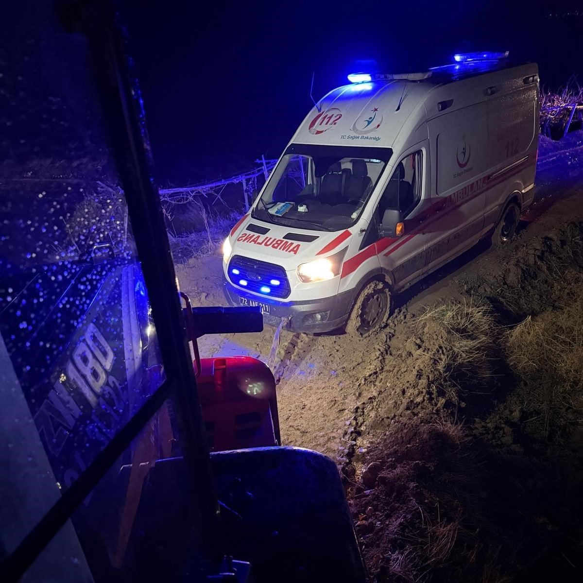 Batman'da Karbonmonoksit Gazı Zehirlenmesi: 7 Kişi Etkilendi, Ambulans Çamurda Mahsur Kaldı