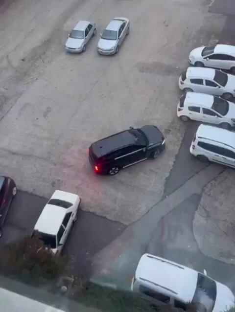 Eşinin Araba Park Etme Çabası Sosyal Medyada Olay Oldu