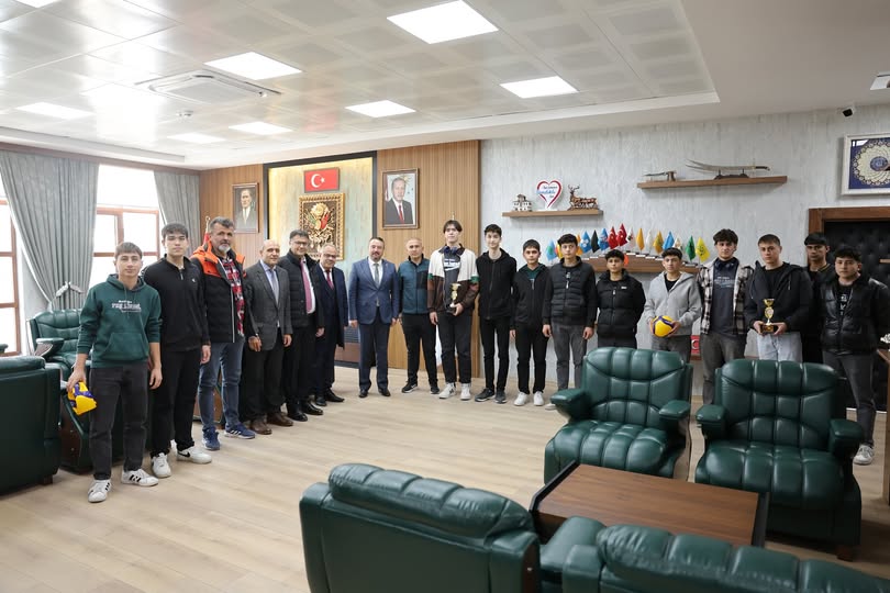 Sandıklı'da Voleybol Şampiyonları Belediye Başkanını Ziyaret Etti