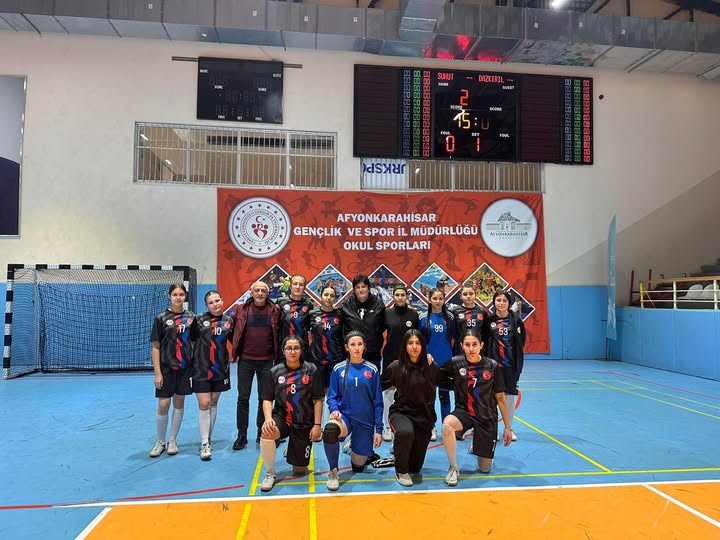 Dazkırı Ahmet Zübeyde Turba Anadolu Lisesi Kız Futsal Takımı Final Maçına Hazırlanıyor