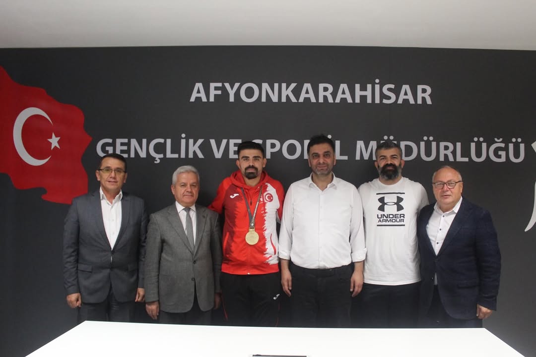 Afyonkarahisarlı Emre Kılınç, Tokyo 2025 İşitme Engelliler Olimpiyatları'nda Altın Madalya Kazandı