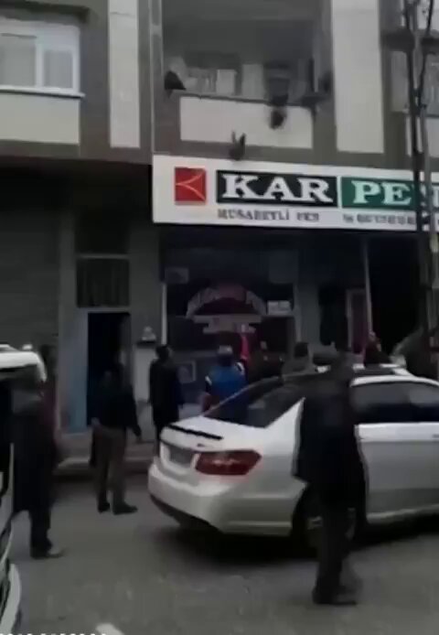 Gaziantep'te Balkon Parmaklığına Takılan Çocuk Cesaretli Vatandaş Tarafından Kurtarıldı