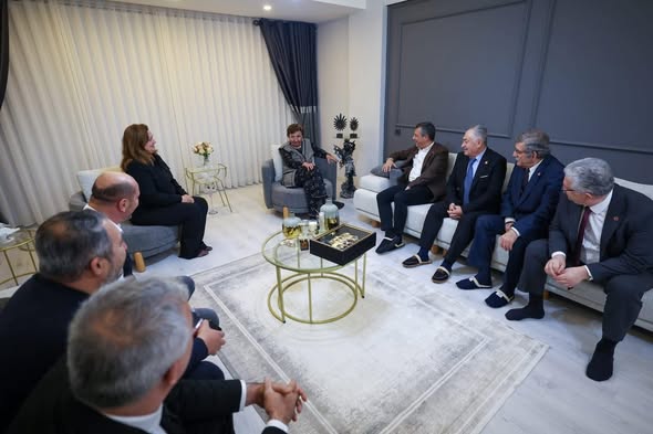 CHP Lideri Özgür Özel, Belediye Başkanının Annesini Ziyaret Etti