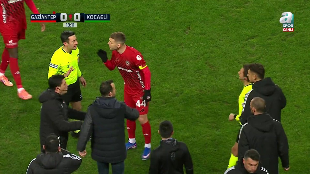 Burak Yılmaz'dan Hakeme Tepki: Kırmızı Kart Sonrası Yaşananlar