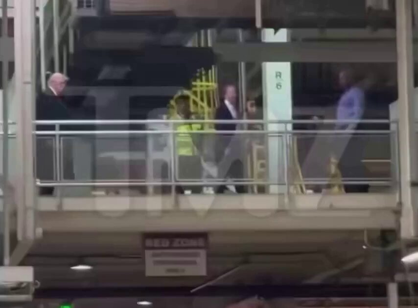 Trump, Kendisine 'Pedofili Koruyucusu' Diye Bağıran Kişiye El Hareketiyle Karşılık Verdi