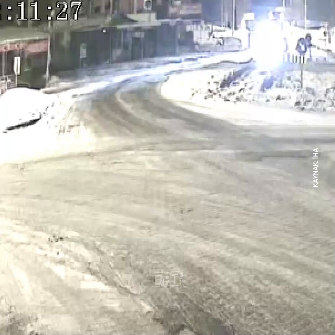 Elazığ'da Buzlu Yolda Kontrolden Çıkan Otobüs Son Anda Devrilmekten Kurtuldu