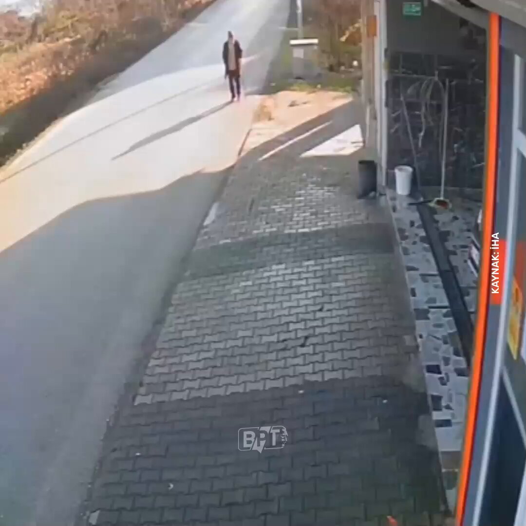 Ordu'da Trafik Kazası: Buzlanma Nedeniyle Aracın Kontrolünü Kaybeden Sürücü Yayaya Çarpıp Dükkana Girdi