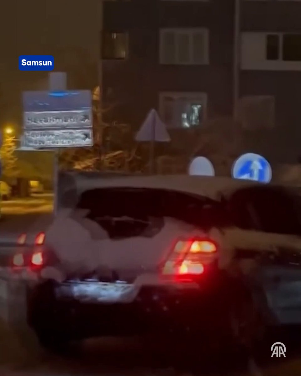 Samsun'da Kar Yağışında Yön Tabelalarını Temizleyen Öğrencilere Ödül