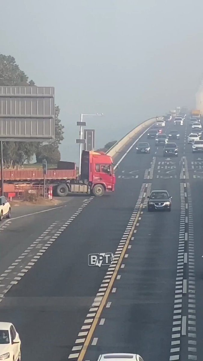Çin'de Tır Şoförünün Yola Girme Girişimi Trafiği Felç Etti