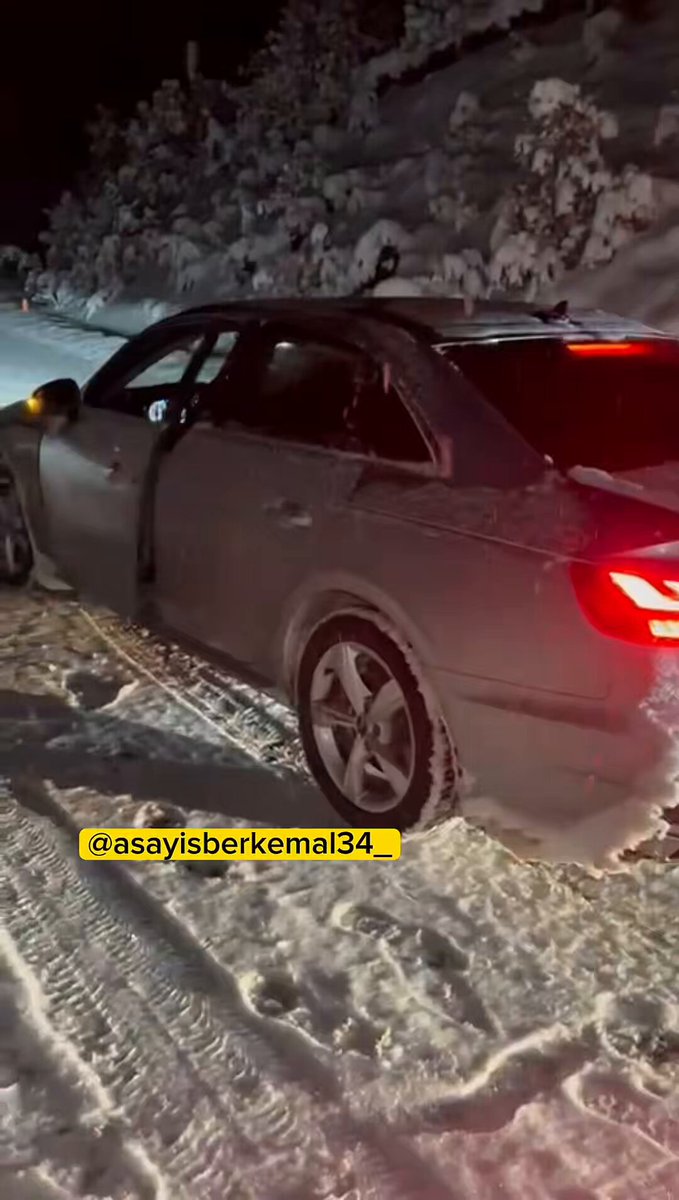 Tokat'ta Karlı Havada Yolda Kalan Tır, Başka Bir Araç Tarafından Çekildi