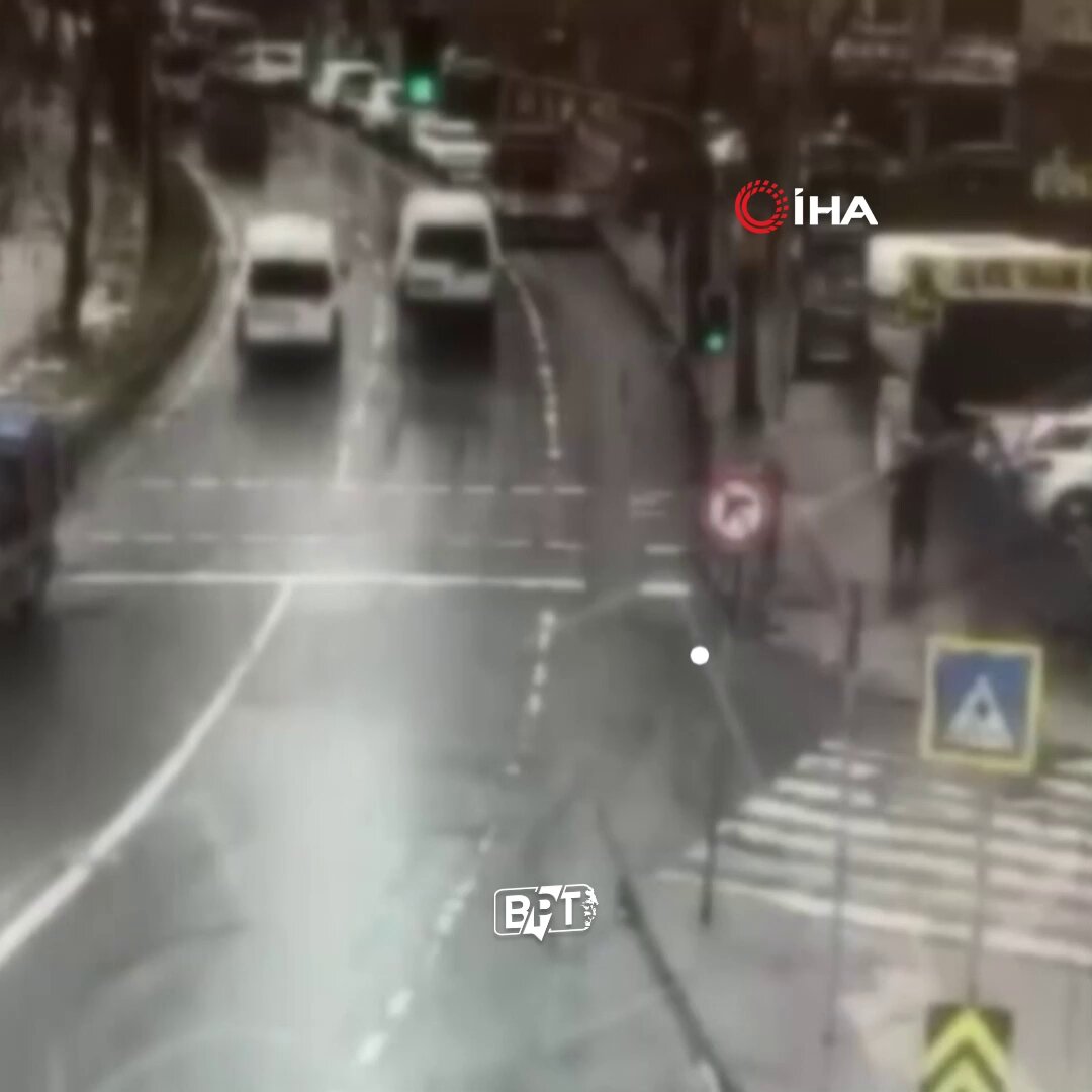 Esenler'de İETT Otobüsü Otoparka Daldı