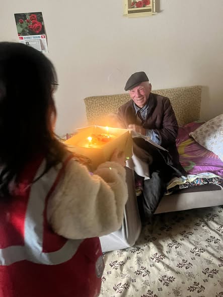 Emirdağ Belediyesi Yaşlı ve Kimsesiz Vatandaşların Doğum Günlerini Evlerinde Kutluyor