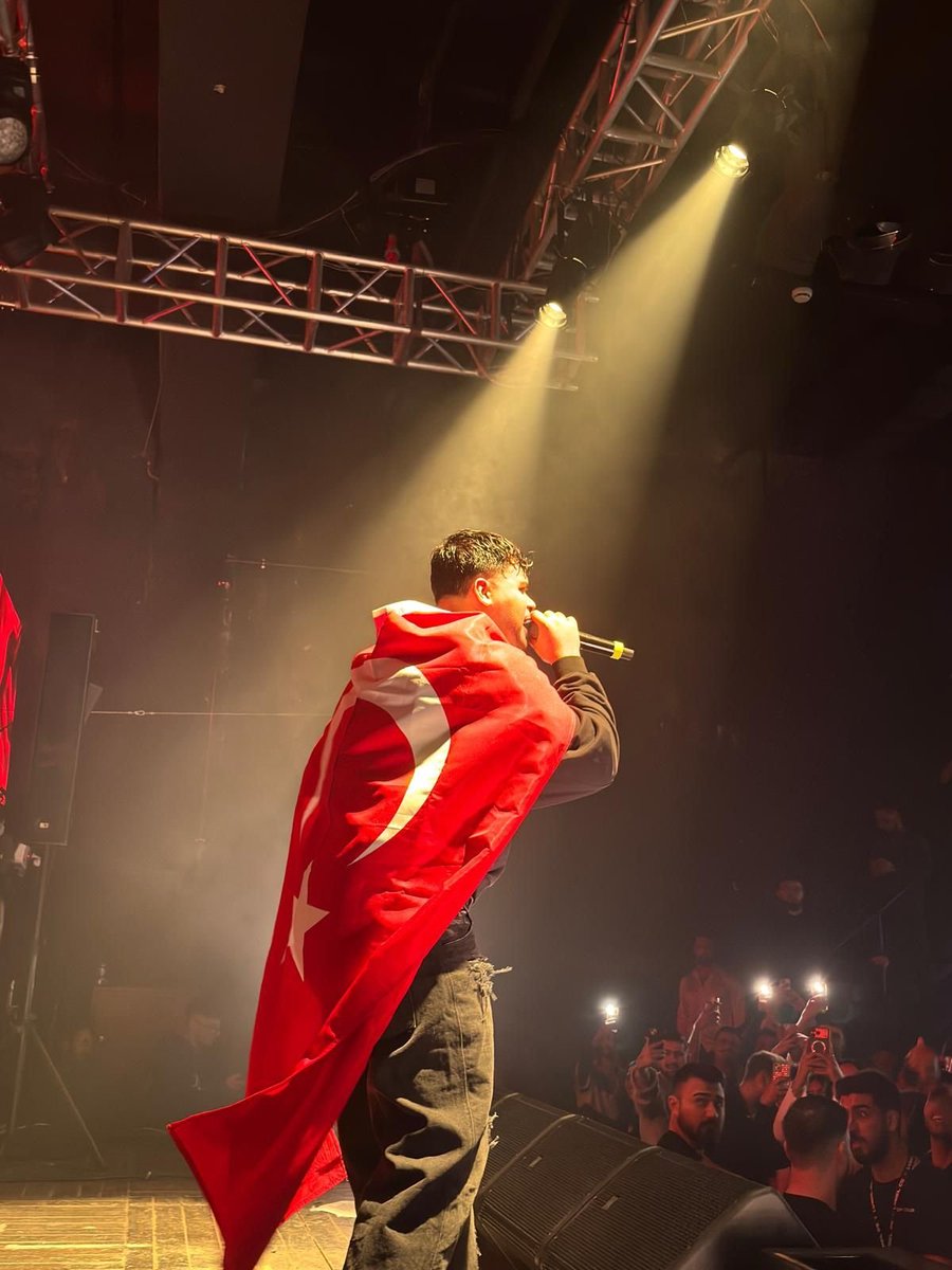 Lvbel C5, Son Konserinde Sahneye Türk Bayrağı ile Çıkarak Tepkisini Gösterdi