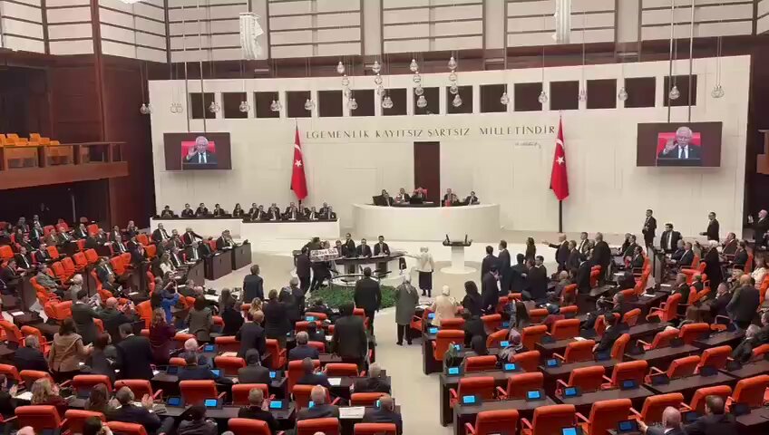 Emekli Maaşı Protestosunda Mecliste Gerginlik: CHP'li Vekillerden Tepki