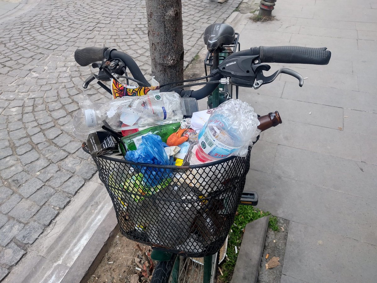 Eskişehir'de Bir Ağaca Kilitlenen Bisiklet, Vatandaşlar Tarafından Çöp Kutusuna Dönüştürüldü