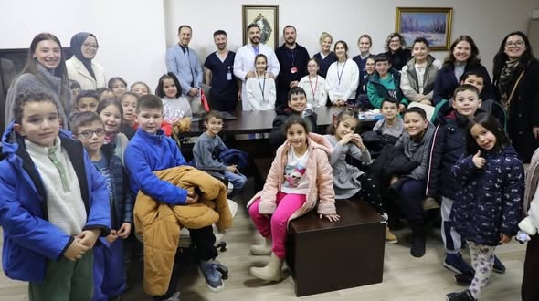İlköğretim Öğrencilerinden Afyonkarahisar'da Anlamlı Hastane Ziyareti