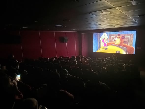 Sandıklı'da Miniklere Karne Hediyesi: Ücretsiz Sinema Keyfi